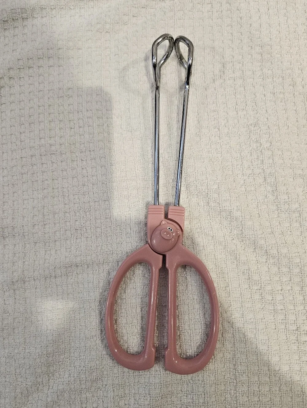 Jo!e pink pig tongs, timer, frosting spatula and very small spatula.